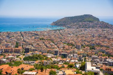 Güneşli bir günde tepeden Alanya 'nın panorama manzarası. Yüksek kalite fotoğraf
