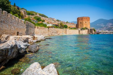 Türkiye 'nin güney kıyısındaki Antalya ilinin Alanya ilçesindeki Alanya Şatosu' nun Kızıl Kulesi. Yüksek kalite fotoğraf
