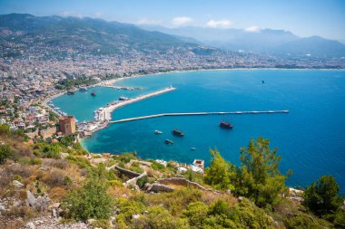 Türkiye 'nin güzel bir yaz gününde Alanya limanının panoramik manzarası. Yüksek kalite fotoğraf