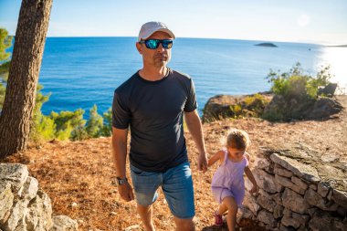 Baba ve kızı Hırvatistan 'ın Korcula adasındaki Vela Luka kasabası yakınlarındaki Uvala Gradina körfezinde karaya çıktılar. Yüksek kalite fotoğraf