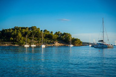 Hırvatistan 'ın Korcula adasındaki Vela Luka kasabası yakınlarındaki Uvala Gradina körfezi yakınlarındaki şamandıralara demirlediler. Yüksek kalite fotoğraf
