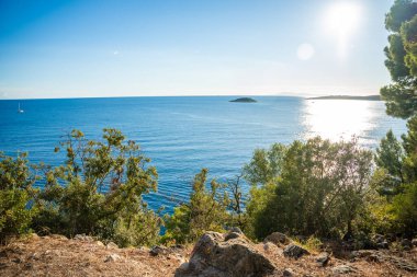Hırvatistan 'ın Korcula adasındaki Vela Luka kasabası yakınlarındaki Uvala Gradina körfezinde yer alıyor. Yüksek kalite fotoğraf