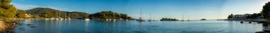 Hırvatistan 'ın Korcula adasındaki Vela Luka kasabası yakınlarındaki Uvala Gradina körfezindeki şamandıralara demirlemiş yatların panorama manzarası. Yüksek kalite fotoğraf