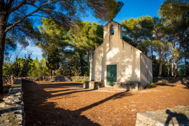 Hırvatistan 'ın Korcula adasındaki Vela Luka kasabası yakınlarındaki Uvala Gradina körfezindeki Aziz İvan veya John Church. Yüksek kalite fotoğraf