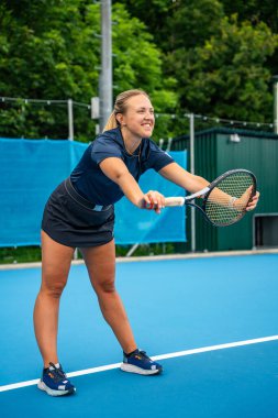 Profesyonel bayan tenisçi tenis kortunun dışında oynamadan önce tenis raketiyle ısınıyor. Yüksek kalite fotoğraf