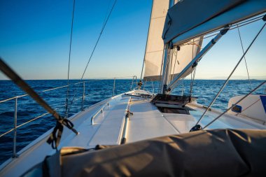 Açık denizde yat gezintisi. Güvertenin yakın görüntüsü, direk ve yelkenler. Yat konsepti. Yüksek kalite fotoğraf