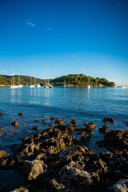 Hırvatistan 'ın Korcula adasındaki Vela Luka kasabası yakınlarındaki Uvala Gradina körfezi yakınlarındaki şamandıralara demirlediler. Yüksek kalite fotoğraf