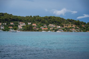 Hırvatistan 'ın Korcula adasındaki Vela Luka kasabası yakınlarındaki Uvala Gradina körfezinde yer alıyor. Yüksek kalite fotoğraf