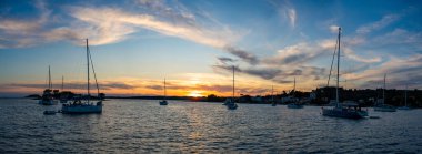 Hırvatistan 'ın gün batımında Korcula adasındaki Vela Luka kasabası yakınlarındaki Uvala Gradina körfezi yakınlarındaki şamandıralara demirlemiş yatların panorama manzarası. Yüksek kalite fotoğraf
