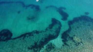 Hırvatistan 'ın Korcula adasındaki Vela Luka kasabası yakınlarındaki Uvala Gradina körfezindeki şamandıralara demirlemiş yatların en iyi insansız hava aracı görüntüsü. Yüksek kalite 4k görüntü
