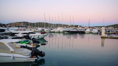 Rogoznica, Hırvatistan - 10 Temmuz 2024: Hırvatistan 'ın Frapa Rogoznica kentinde gün batımında yat, katamaran ve yelkenli gemileri. Yüksek kalite 4k görüntü