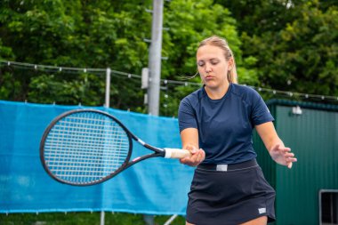 Profesyonel bayan tenisçi dışarıda raket ve topla tenis oynuyor. Yüksek kalite fotoğraf