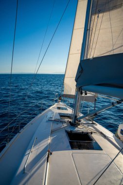 Açık denizde yat gezintisi. Güvertenin yakın görüntüsü, direk ve yelkenler. Yat konsepti. Yüksek kalite fotoğraf