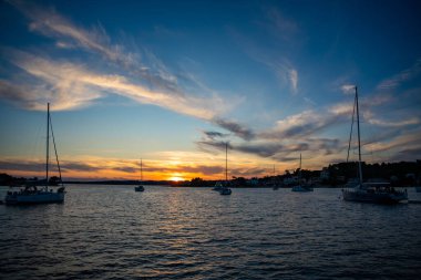 Hırvatistan 'ın gün batımında Korcula adasındaki Vela Luka kasabası yakınlarındaki Uvala Gradina körfezi yakınlarındaki şamandıralara demirlediler. Yüksek kalite fotoğraf
