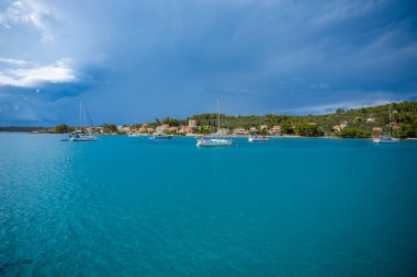 Hırvatistan 'ın Uvala Gradina kenti - 5 Temmuz 2024: Hırvatistan' ın Korcula adasındaki Vela Luka kasabası yakınlarındaki Uvala Gradina körfezi yakınlarındaki şamandıralara demir atıldı. Yüksek kalite fotoğraf