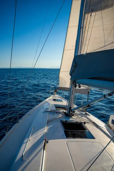 Açık denizde yat gezintisi. Güvertenin yakın görüntüsü, direk ve yelkenler. Yat konsepti. Yüksek kalite fotoğraf