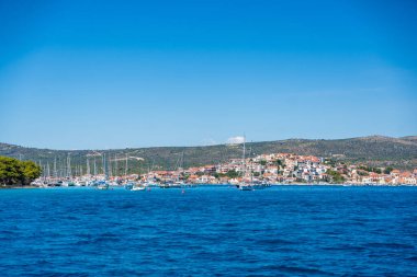 Rogoznica, Hırvatistan - 5 Temmuz 2024: Rogoznica limanı ve Akdeniz 'deki marina, Hırvatistan' da tatil manzarası. Yüksek kalite fotoğraf