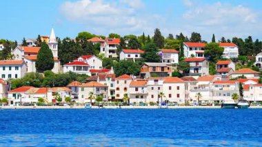 Hırvatistan 'ın mavi Adriyatik denizinden Rogoznica kasabasının panoramik Wiew' ı. Yüksek kalite 4k görüntü