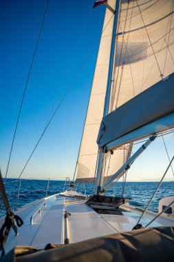 Açık denizde yat gezintisi. Güvertenin yakın görüntüsü, direk ve yelkenler. Yat konsepti. Yüksek kalite fotoğraf