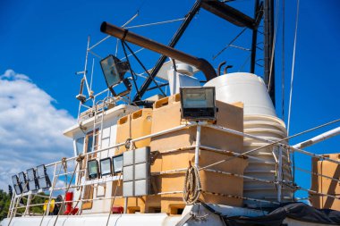 Hırvatistan 'ın Korcula adasındaki Vela Luka kasabasında balıkçı teknesi parkı. Yüksek kalite fotoğraf