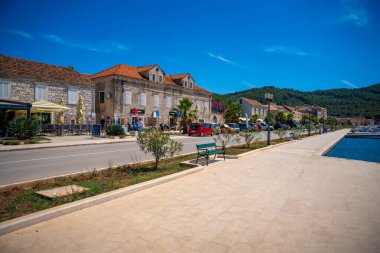 Vela Luka, Hırvatistan - 4 Temmuz 2024: Hırvatistan 'ın Korcula adasındaki Vela Luka kentinin dolumu. Yüksek kalite fotoğraf