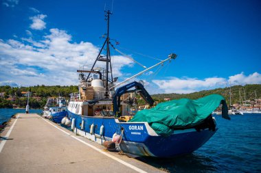 Vela Luka, Hırvatistan - 4 Temmuz 2024: Hırvatistan 'ın Korcula adasındaki Vela Luka kasabasında balıkçı teknesi parkı. Yüksek kalite fotoğraf. Yüksek kalite fotoğraf
