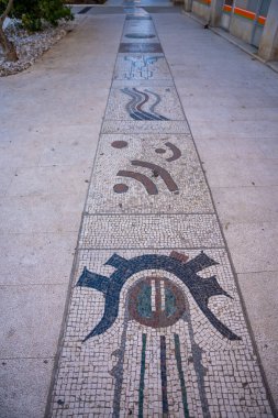 Vela Luka, Hırvatistan - 4 Temmuz 2024: Hırvatistan 'ın Korcula adasındaki Vela Luka kentinin caddesindeki kaldırım taşlarının görüntüleri. Yüksek kalite fotoğraf