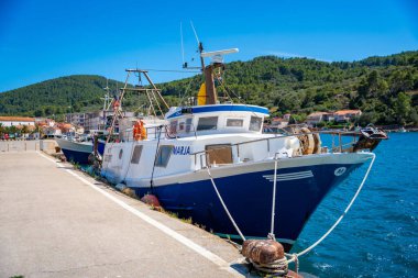 Vela Luka, Hırvatistan - 4 Temmuz 2024: Hırvatistan 'ın Korcula adasındaki Vela Luka kasabasında balıkçı teknesi parkı. Yüksek kalite fotoğraf. Yüksek kalite fotoğraf