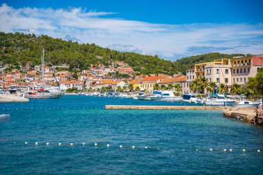 Vela Luka, Hırvatistan - 4 Temmuz 2024: Hırvatistan 'ın Korcula adasındaki Vela Luka kentinin panorama manzarası. Yüksek kalite fotoğraf