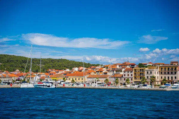 Vela Luka, Hırvatistan - 4 Temmuz 2024: Hırvatistan 'ın Korcula adasındaki Vela Luka kentinin panorama manzarası. Yüksek kalite fotoğraf
