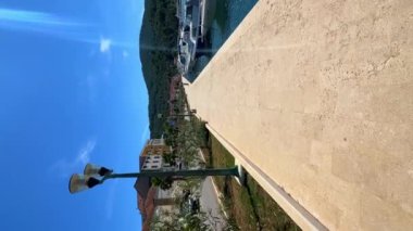 Vela Luka, Hırvatistan - 4 Temmuz 2024: Hırvatistan 'ın Korcula adasındaki Vela Luka kentinin dolumu. Yüksek kaliteli FullHD görüntüler