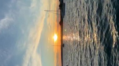 Hırvatistan 'ın gün batımında Korcula adasındaki Vela Luka kasabası yakınlarındaki Uvala Gradina körfezi yakınlarındaki şamandıralara demirlediler. Yüksek kaliteli FullHD görüntüler