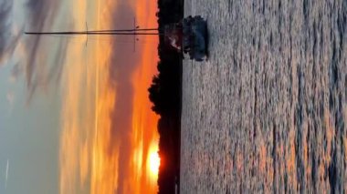 Hırvatistan 'ın gün batımında Korcula adasındaki Vela Luka kasabası yakınlarındaki Uvala Gradina körfezi yakınlarındaki şamandıralara demirlediler. Yüksek kaliteli FullHD görüntüler