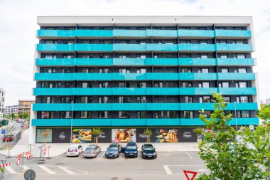 Prag, Çek Cumhuriyeti - 04.09.2021: Zizkov ilçesinde Vackov çevresinde yeni evler. Park yakınlarındaki lüks konutlar. Prag 3 'teki yerleşim yeri. Yüksek kalite fotoğraf. Yüksek kalite fotoğraf