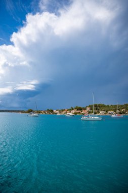 Hırvatistan 'ın Uvala Gradina kenti - 5 Temmuz 2024: Hırvatistan' ın Korcula adasındaki Vela Luka kasabası yakınlarındaki Uvala Gradina körfezi yakınlarındaki şamandıralara demir atıldı. Yüksek kalite fotoğraf