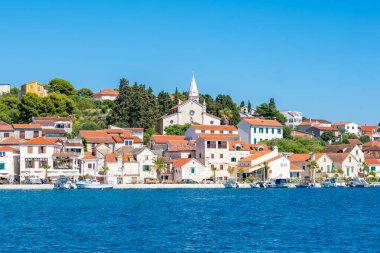 Hırvatistan 'ın mavi Adriyatik denizinden Rogoznica kasabasının panoramik Wiew' ı. Yüksek kalite fotoğraf