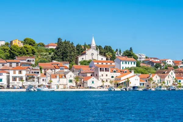 Hırvatistan 'ın mavi Adriyatik denizinden Rogoznica kasabasının panoramik Wiew' ı. Yüksek kalite fotoğraf