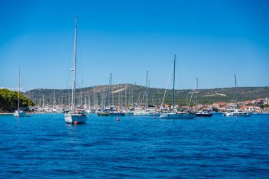 Rogoznica, Hırvatistan - 5 Temmuz 2024: Rogoznica limanı ve Akdeniz 'deki marina, Hırvatistan' da tatil manzarası. Yüksek kalite fotoğraf