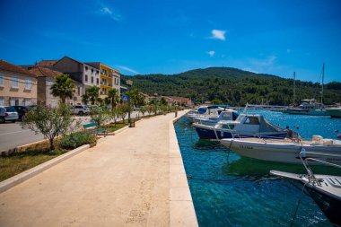 Vela Luka, Hırvatistan - 4 Temmuz 2024: Hırvatistan 'ın Korcula adasındaki Vela Luka kentinin dolumu. Yüksek kalite fotoğraf