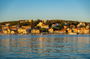 Hırvatistan 'ın mavi Adriyatik denizinden Rogoznica kasabasının panoramik Wiew' ı. Yüksek kalite fotoğraf