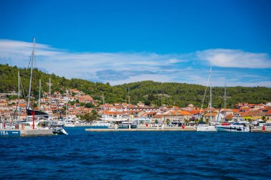 Vela Luka, Hırvatistan - 4 Temmuz 2024: Hırvatistan 'ın Korcula adasındaki Vela Luka kentinin panorama manzarası. Yüksek kalite fotoğraf