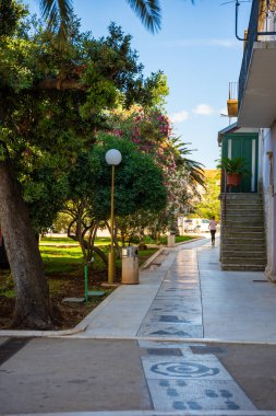 Vela Luka, Hırvatistan - 4 Temmuz 2024: Hırvatistan 'ın Korcula adasındaki Vela Luka kasabasında sokak. Yüksek kalite fotoğraf