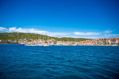 Vela Luka, Hırvatistan - 4 Temmuz 2024: Hırvatistan 'ın Korcula adasındaki Vela Luka kentinin panorama manzarası. Yüksek kalite fotoğraf