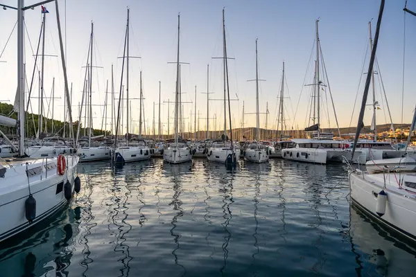 Rogoznica, Hırvatistan - 10 Temmuz 2024: Hırvatistan 'ın Frapa Rogoznica kentinde gün batımında yat, katamaran ve yelkenli gemiler. Yüksek kalite fotoğraf