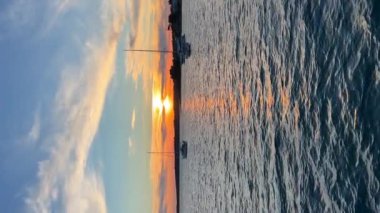 Hırvatistan 'ın gün batımında Korcula adasındaki Vela Luka kasabası yakınlarındaki Uvala Gradina körfezi yakınlarındaki şamandıralara demirlediler. Yüksek kaliteli FullHD görüntüler