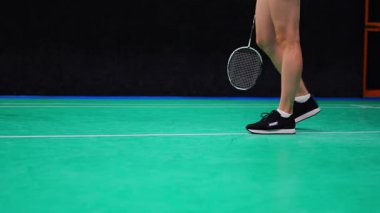 Badminton 'da iç sahada oynayan genç bayanın bacaklarına yakından bakın. Yüksek kalite 4k görüntü