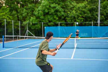 Saha dışında tenis oynayan profesyonel tenisçiler. Yüksek kalite fotoğraf