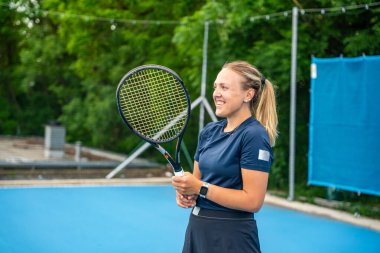 Profesyonel bayan tenisçi dışarıda raket ve topla tenis oynuyor. Yüksek kalite fotoğraf