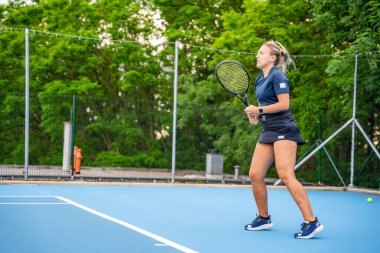 Saha dışında tenis oynayan profesyonel bayan tenisçi. Yüksek kalite fotoğraf