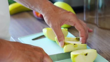 Ev mutfağında elma suyu ya da smoothie hazırlayan adamı yakından izleyin. Yüksek kalite 4k görüntü